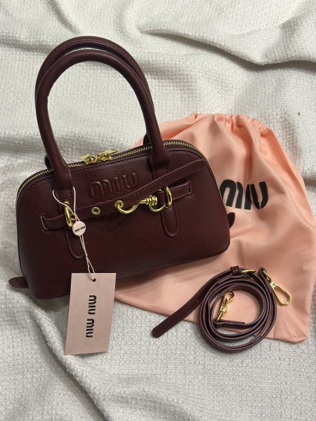 miu miu <br> <span class='text-color-warm'>نفدت الكمية</span>